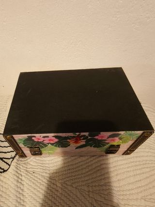 Joyero para mujer NUEVO  Es de madera