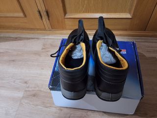 Botas de seguridad nuevas