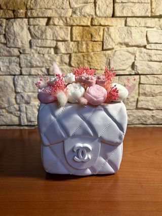 Borsa vaso con fiori di cera 