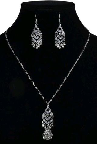 Conjunto pendientes y collar plateado