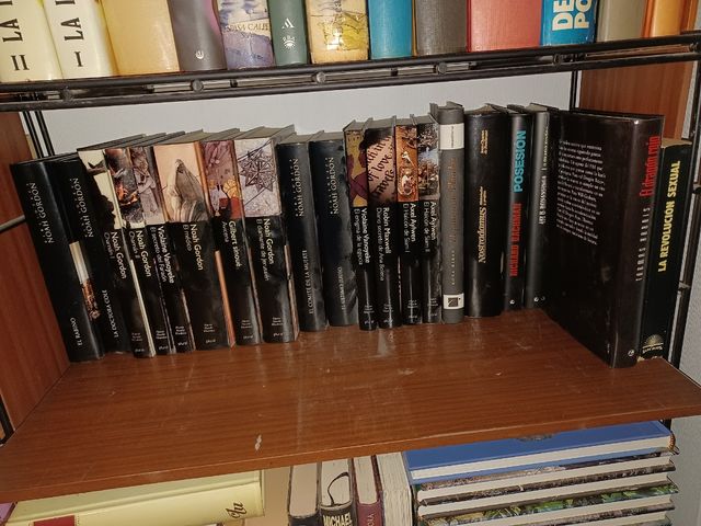 Libros de lectura antiguos y actuales y ESTANTERIA