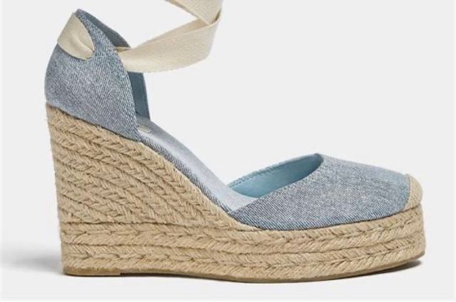 Alpargata cuña denim 40 Pull & Bear.
