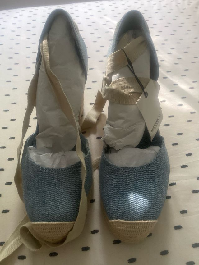 Alpargata cuña denim 40 Pull & Bear.

