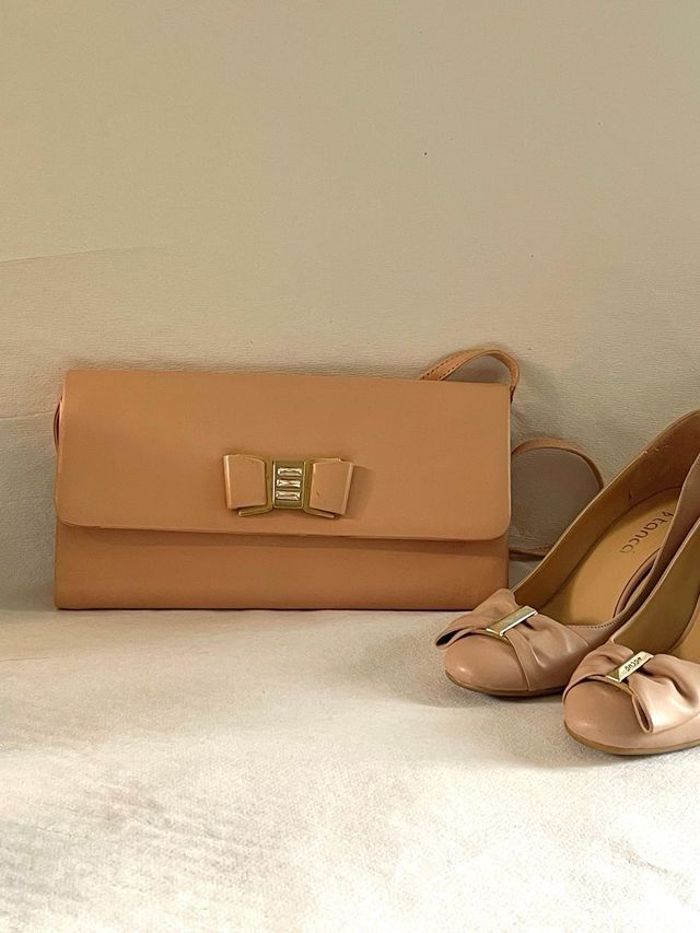 Bolso de mano rosa empolvado