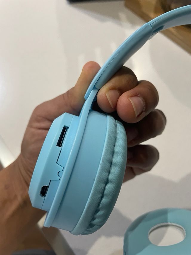 Cuffie bluetoot con orecchie che si illuminano