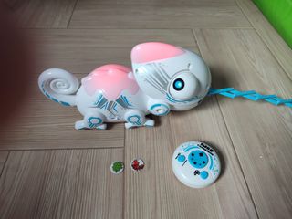 Camaleón robot coche teledirigido