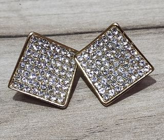 Orecchini con clip in metallo dorato con strass