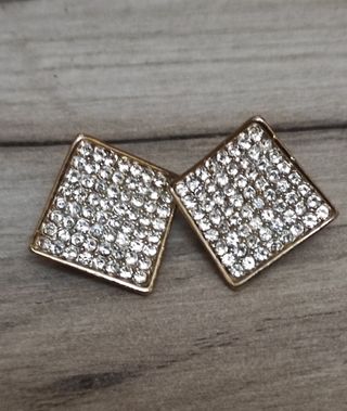 Orecchini con clip in metallo dorato con strass