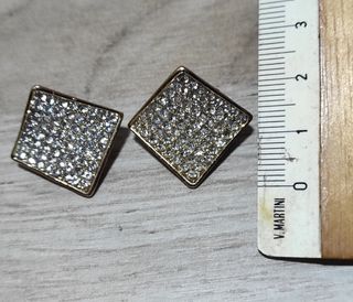 Orecchini con clip in metallo dorato con strass