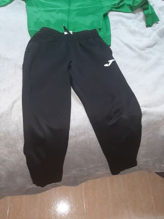 Mas Pellicer. Ropa de entreno benjamín. Y botas.