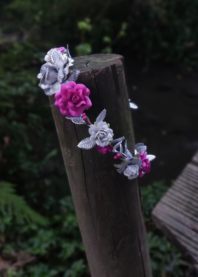 Corona de flores buganvilla y plateada