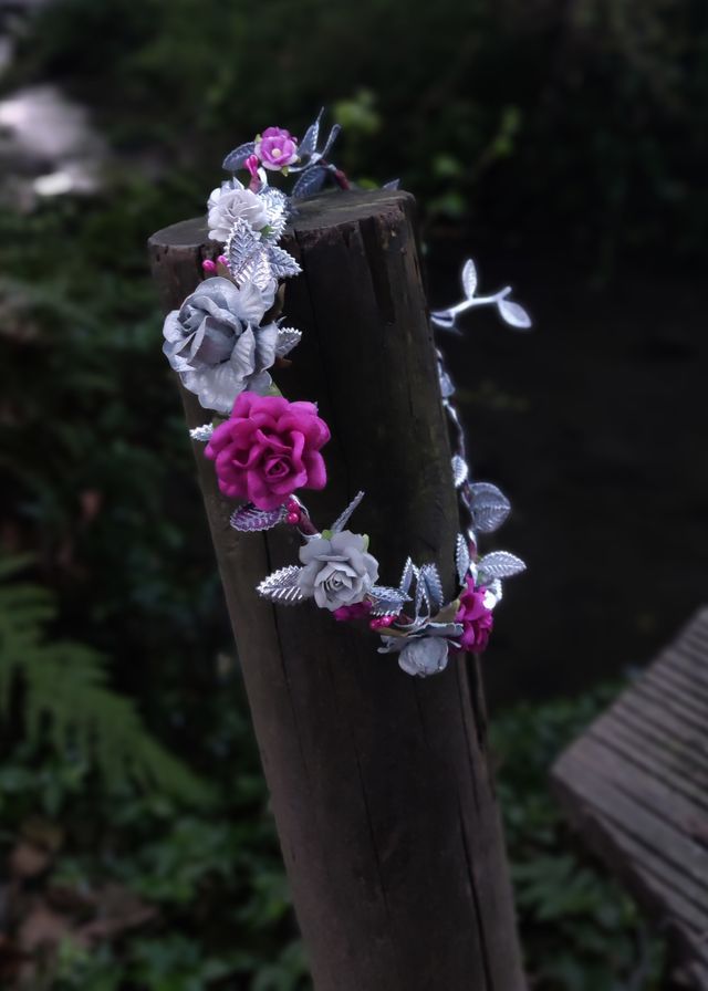 Corona de flores buganvilla y plateada