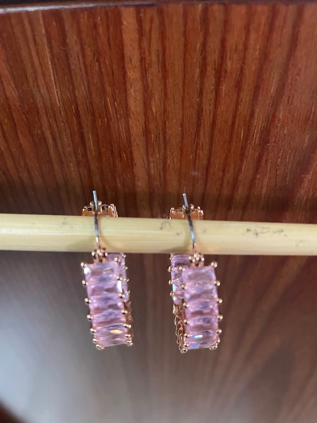 Pendientes aro dorado con cristal rosa.