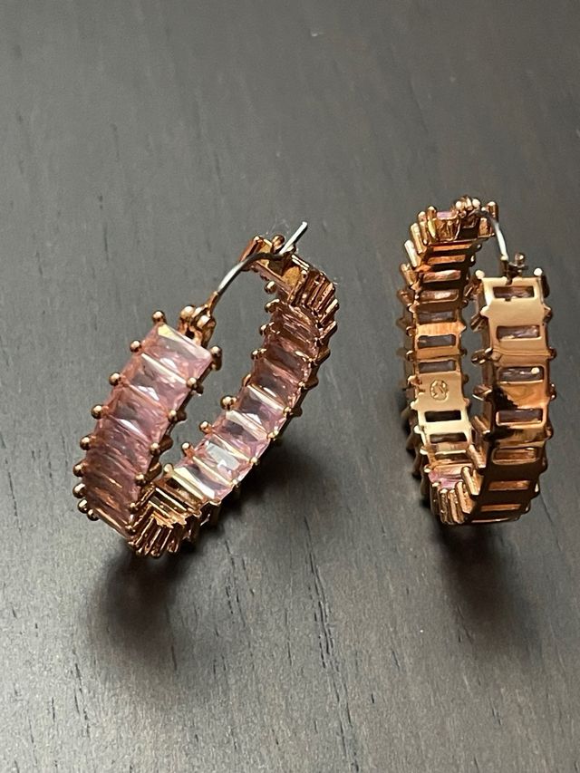Pendientes aro dorado con cristal rosa.