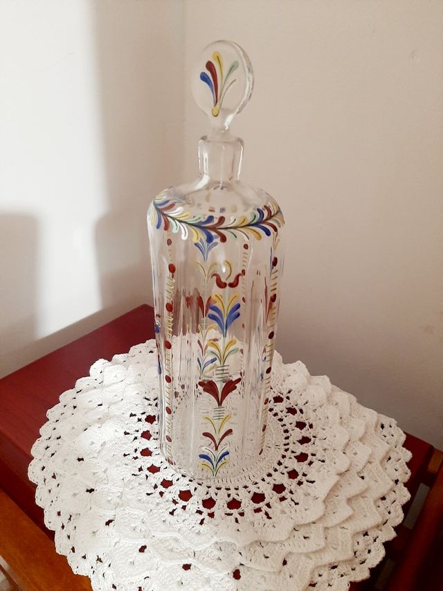 Bottiglia in vetro decorata a mano