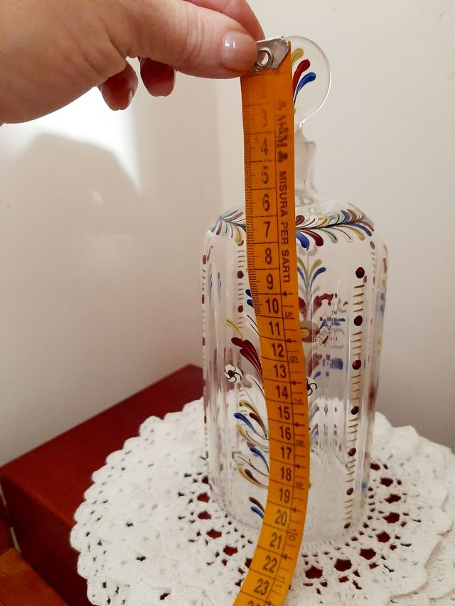 Bottiglia in vetro decorata a mano