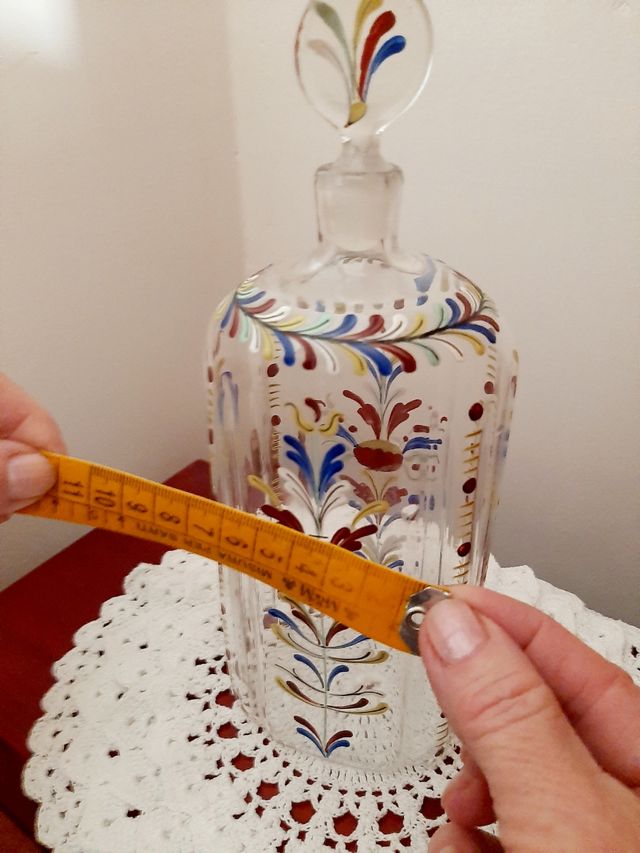 Bottiglia in vetro decorata a mano