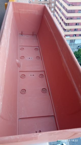 3  jardineras de plástico.