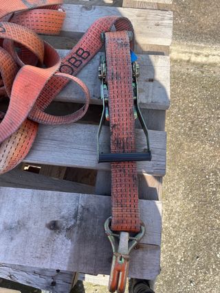 Cinghia a cricchetto con doppio gancio