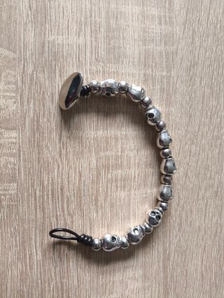 Pulsera plateada de calaveras