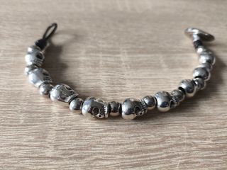 Pulsera plateada de calaveras