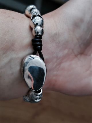 Pulsera plateada de calaveras