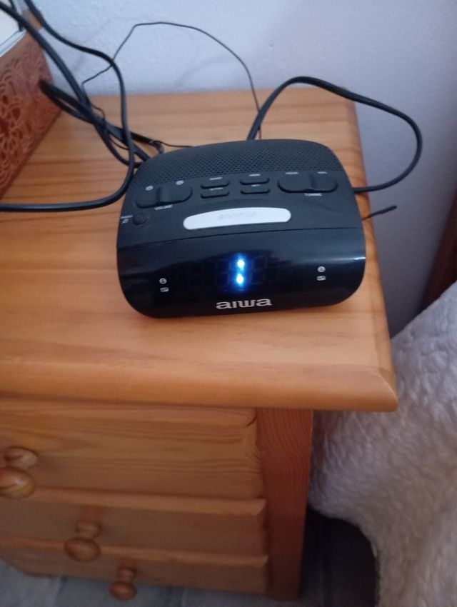 Radio reloj despertador aiwa.