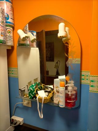 LAVABO CON GRIFO Y ESPEJO BAÑO