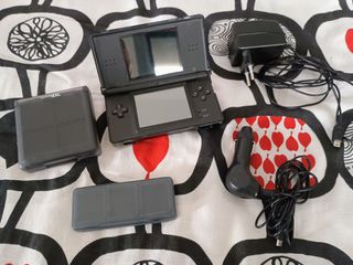 Nintendo DS lite más 13 juegos (Negociable)