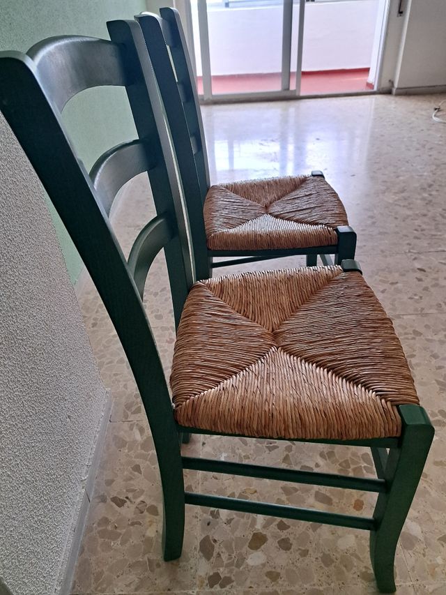 Sillas de madera y mimbre