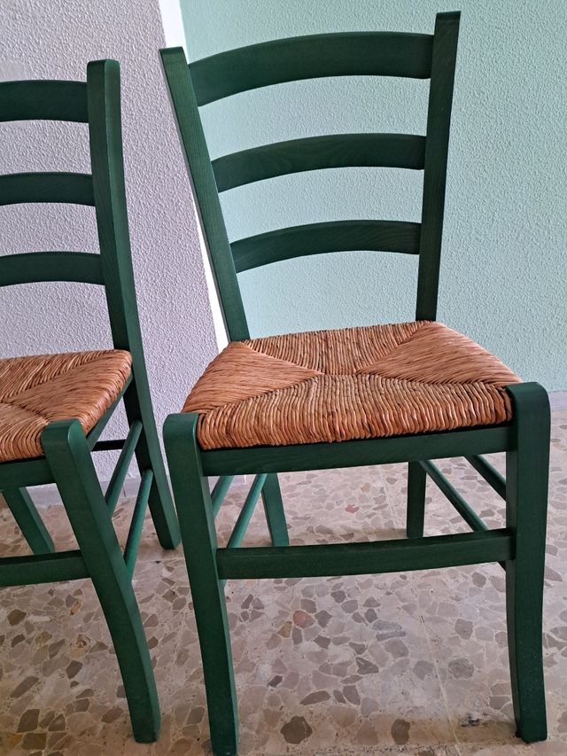Sillas de madera y mimbre