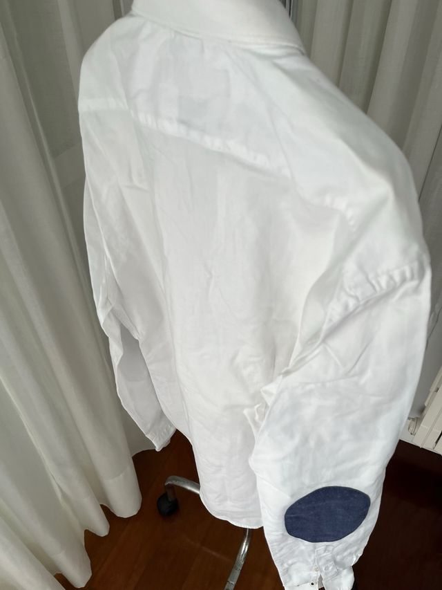 Camicia bianca con dettagli blu Zara