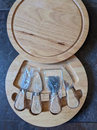 Tagliere con coltelli per servire i formaggi