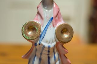 Statuina pagliaccio musicista in porcellana