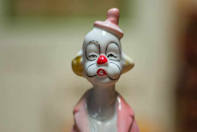 Statuina pagliaccio musicista in porcellana