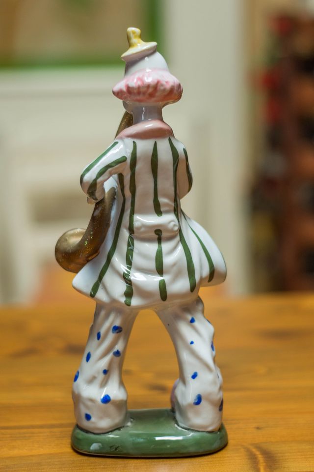 Statuina pagliaccio musicista in porcellana