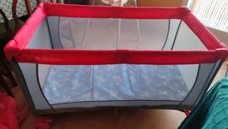 Cuna de viaje y colchón cuna