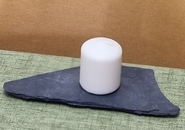 Decorativas velas sobre portavelas de pizarra