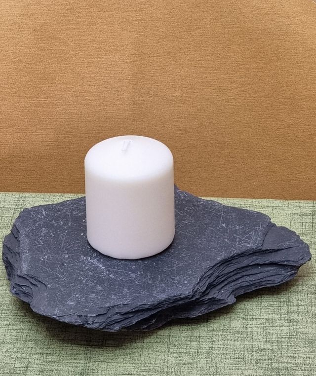 Decorativas velas sobre portavelas de pizarra