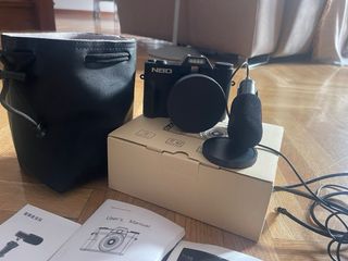 Camara digital y tripode.