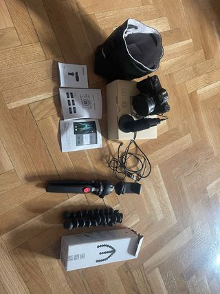 Camara digital y tripode.