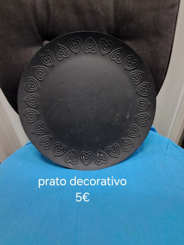 Prato decorarivo preto em metal
