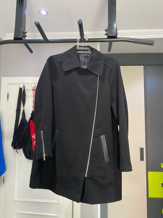 Abrigo negro de Stradivarius 