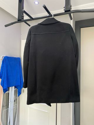 Abrigo negro de Stradivarius 