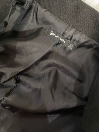 Abrigo negro de Stradivarius 