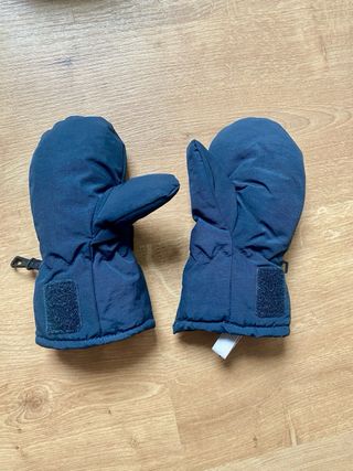 Buzo y botas para nieve. Niños entre 2 y 4 años.