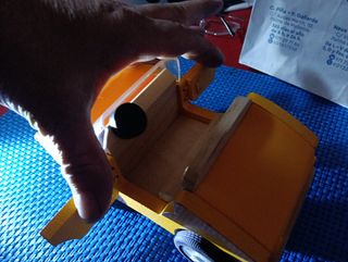 Coche de madera para bebes.