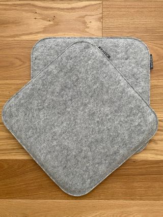 Set di 2 cuscini quadrati in feltro per sedie