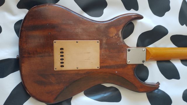 Guitarra diapasón escalopado