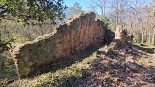 Masia en ruinas lista para reconstruir.